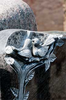 Plastische Vogelnest Abbildung auf dem Grabstein
